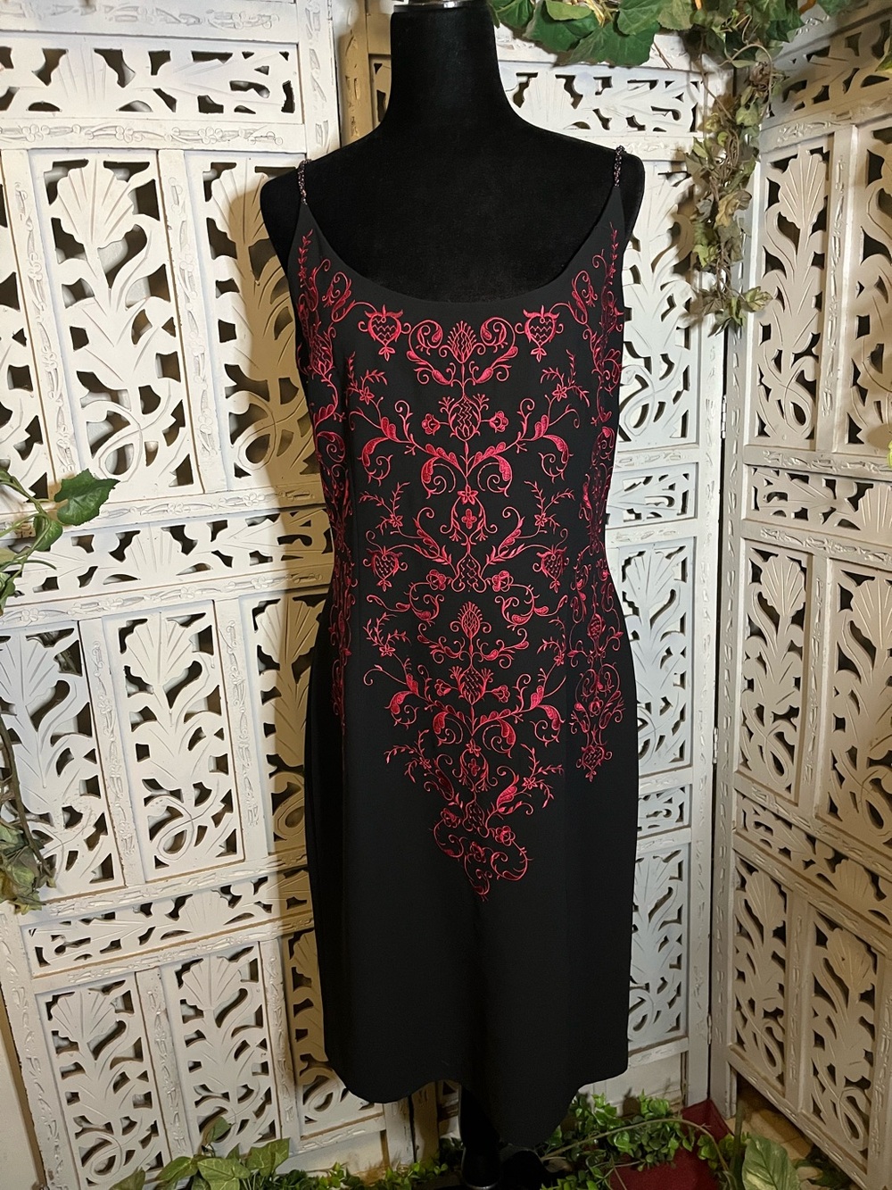 MAGGY LONDON VINTAGE BLACK SLIP-ON WITH BEAUTIFUL RED EMBROIDERED MIDI DRESS